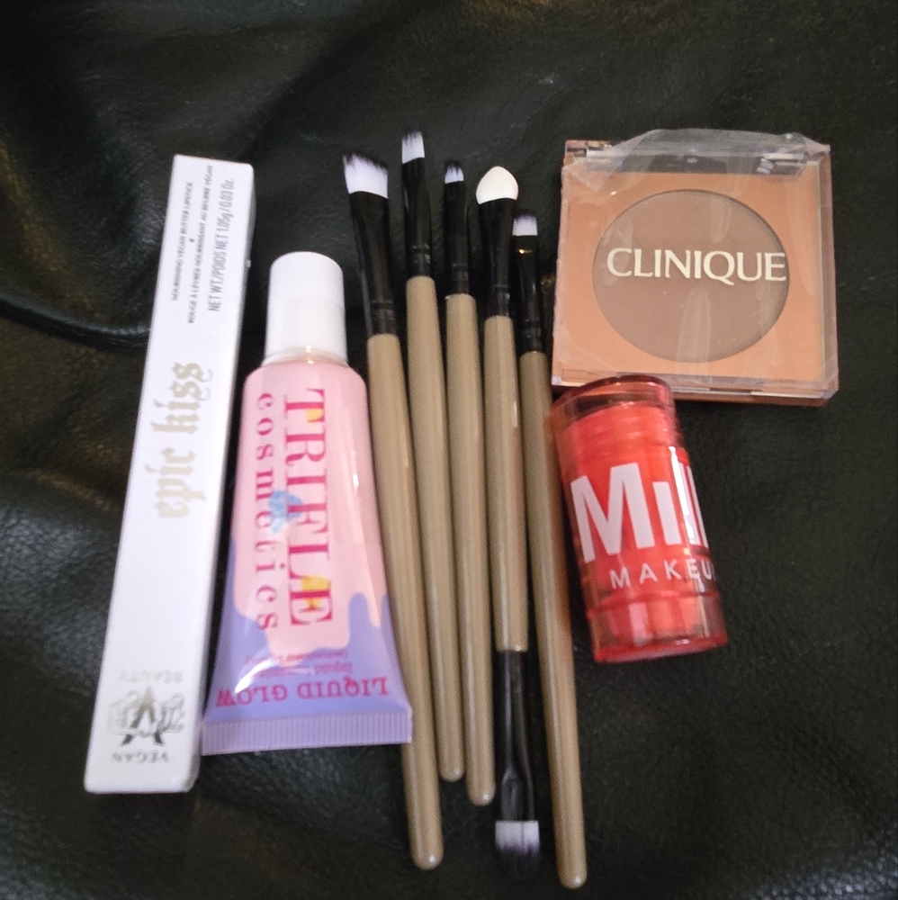 HOST PICK!🎉🎊Clinique Bronzer Milk Trifle Kat Von D Epic Kiss & brush Set LOT - Picture 2 of 13